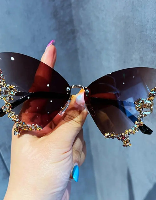 Load image into Gallery viewer, GlamFlutter Diamond Detail Sunglasses
