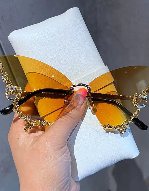 Load image into Gallery viewer, GlamFlutter Diamond Detail Sunglasses
