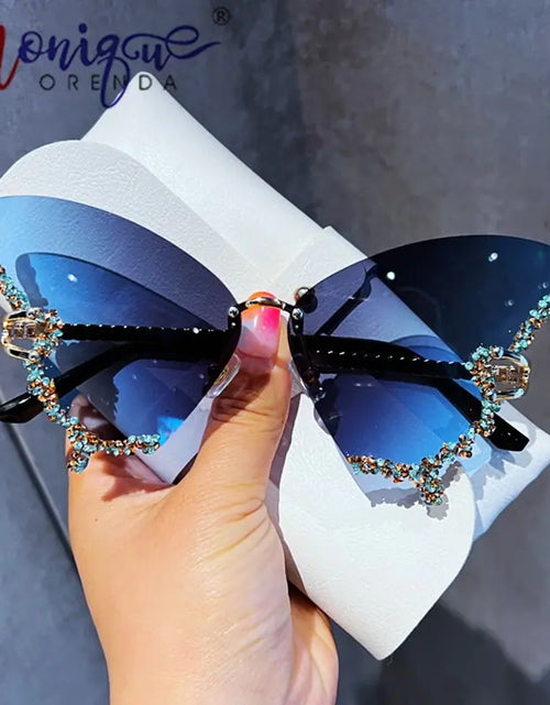 Load image into Gallery viewer, GlamFlutter Diamond Detail Sunglasses
