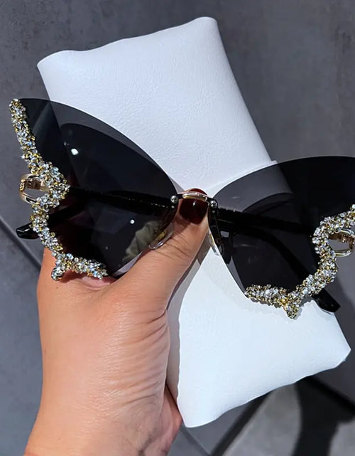 Load image into Gallery viewer, GlamFlutter Diamond Detail Sunglasses
